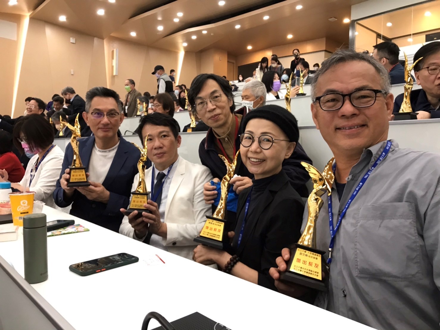 林芥佑理事长与杰出系友合照 林芥佑理事长与杰出系友合照