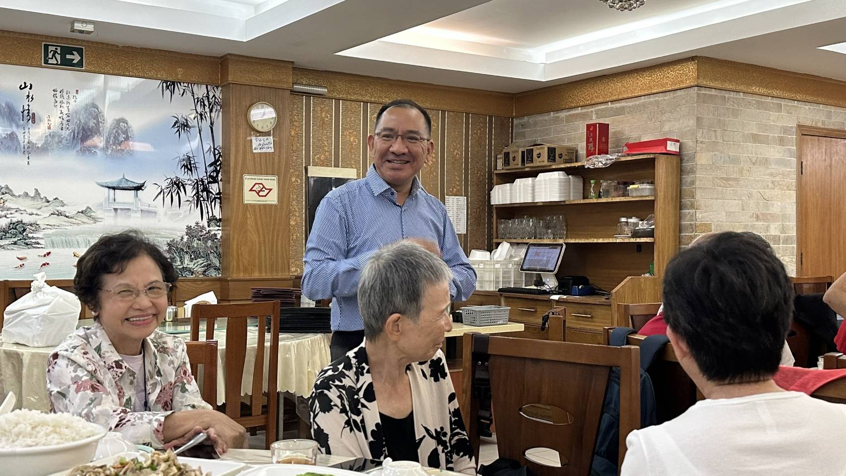 ◎文教中心主任尤正才(站立者)向校友们贺新春 ◎文教中心主任尤正才(站立者)向校友们贺新春