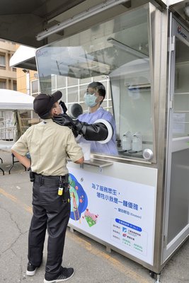 【校友抗疫】上銀集團捐贈50座採檢亭