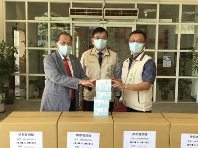 【校友抗疫】疼惜第一线康那香捐16万片口罩