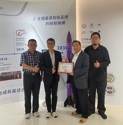 菁英會會長江誠榮資助科研 航太系致贈火箭模型