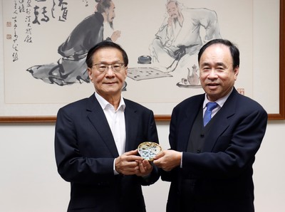 金鷹校友吳秋煌難忘淡江歲月 返校贈珍藏