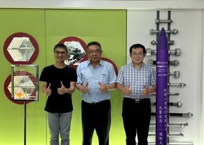 感謝金鷹校友吳榮彬支持 航太系火箭模型相贈