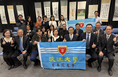 校長率團偕日本校友會觀賞本校智慧e筆成果