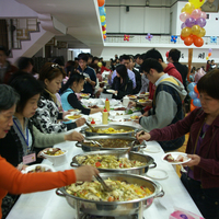 歐式自助餐讓遠道而來的校友能夠邊欣賞表演邊享用美食！