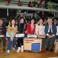 基隆市校友会理事长俞英兆学长抽到本次活动最大奖--液晶显示器乙台！