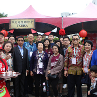 印尼校友會學長姊至校慶園遊會，為學弟妹加油打氣。