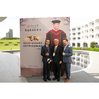 陈进财名誉博士与商管
学院蔡宗儒院长（左）、统计学系系友会苏志仁会长（右）