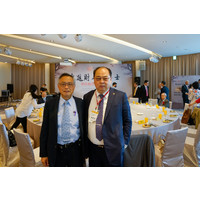 戴万钦董事（左）、
中华民国校友总会林健祥总会长（右）