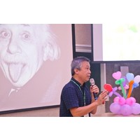 物理58周年系庆暨系友返
校活动 - 物理系近况与展望 系主任薛宏中(78年纯物)