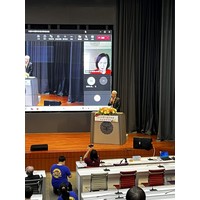 世界校友會聯合會李述忠秘書長開場，本次活動亦同步視訊會議。