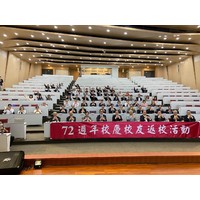 與會者配合司儀，比出「∞」及「戰力強」手勢一同合影！