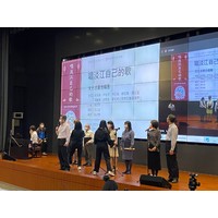 資圖系林信成教授先介紹本次演唱的詞曲