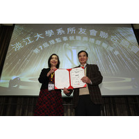 陈小雀国际事务副校长颁赠林钦堂监事当选证书