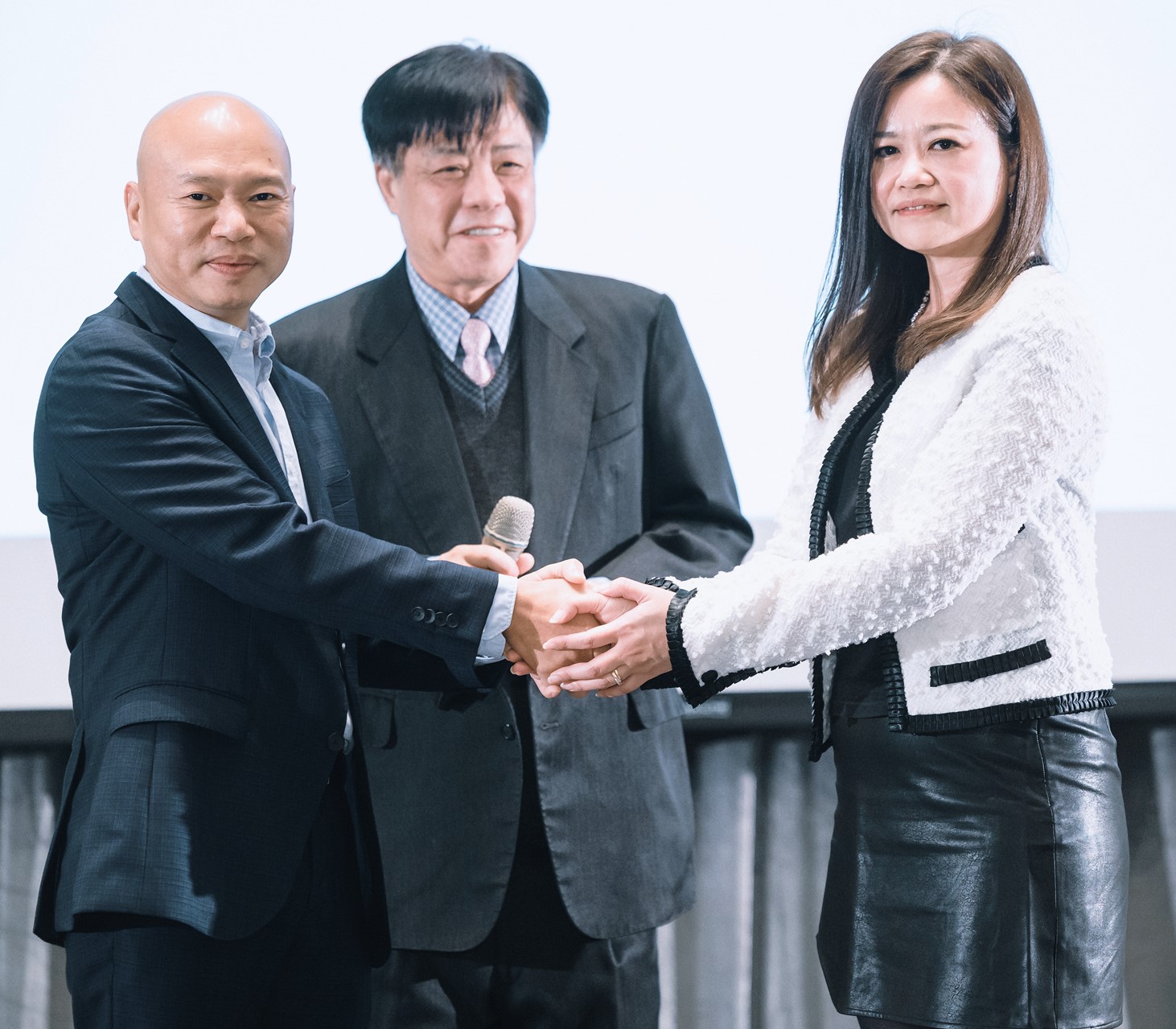 3-2-2_新任EMBA联合同学会黎三凤理事长(右) 3-2-2_新任EMBA联合同学会黎三凤理事长(右)