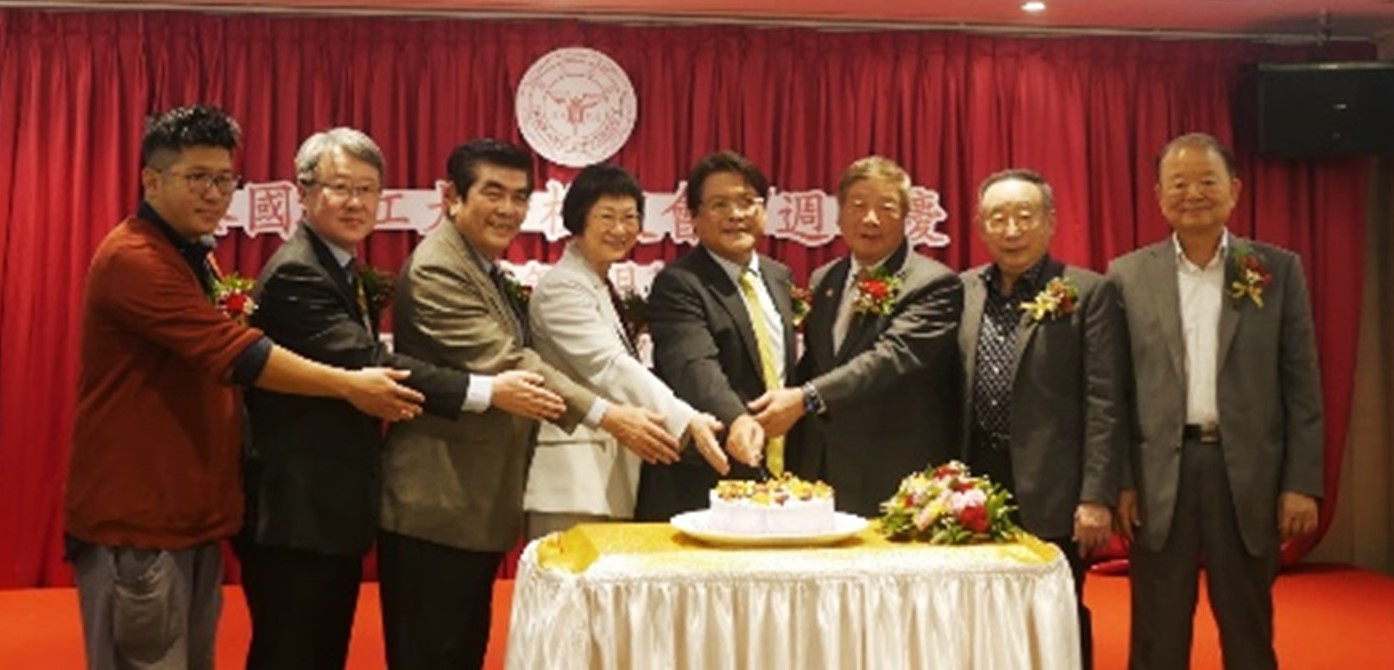 2-2-2_泰國校友會會長張博淵(左5)、名譽會長們及馬來西亞校友會名譽會長袁家宏(左1)共同合影(泰國校友會提供) 2-2-2_泰國校友會會長張博淵(左5)、名譽會長們及馬來西亞校友會名譽會長袁家宏(左1)共同合影(泰國校友會提供)