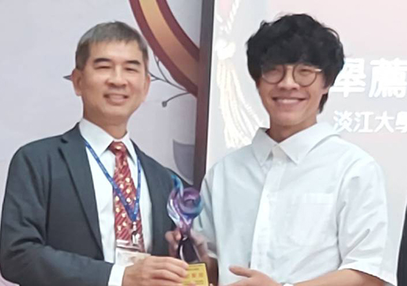 ◎西语系杰出校友卢广仲(右)于今年3月颁奖时与外语学院院长合影。