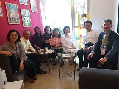 学术副校长何启东（右二)、外语学院院长吴万宝（右一）、本系主任刘爱玲（左一）与李怡良校友（左二）在三香咖啡馆体验咖啡香