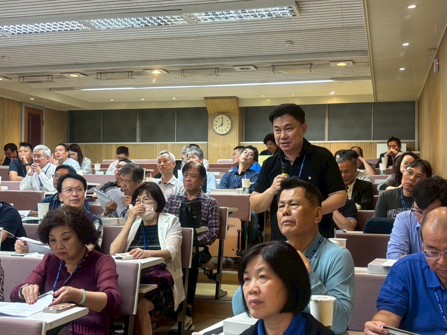 会员代表热烈参与讨论1
