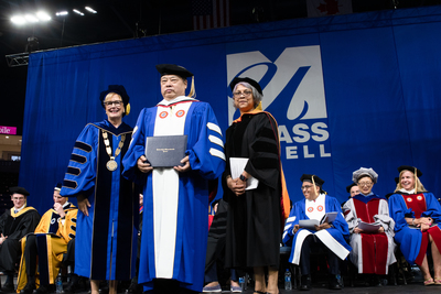 林健祥获颁美国麻州大学荣誉博士