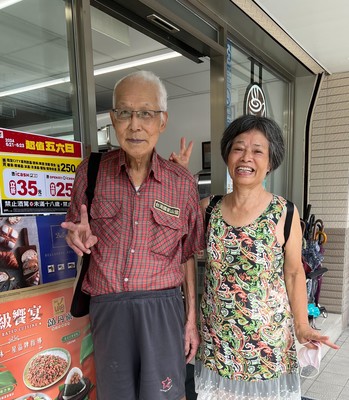 感念張創辦人 電算系校友石佳福和王春桂 捐贈50萬元