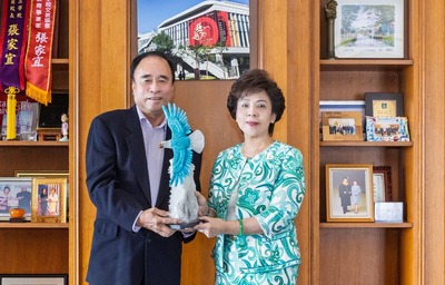 北美洲校友會聯合會理事長吳秋煌贈母校松石飛鷹 願辧學績效迎風展翼