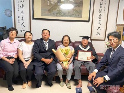 本校颁发荣誉毕业证书予五十年代政治受难者赵清渊