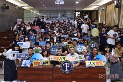 菁英校友馀维斌连续3年赠书 助力新生接轨物理与科技未来