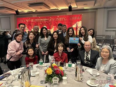 芝加哥校友会出席侨界新年晚会 卢秀琴邀大家一起看《大蒙》