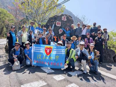 高雄市校友会举办嘉义奋起湖一日游