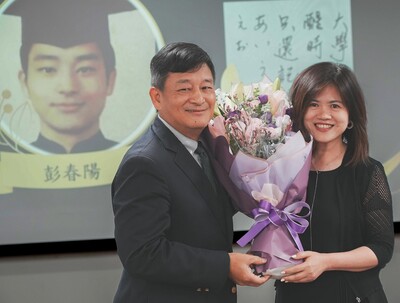 十四载深耕校友情谊　校友处执行长彭春阳荣退　校友感念相伴同行